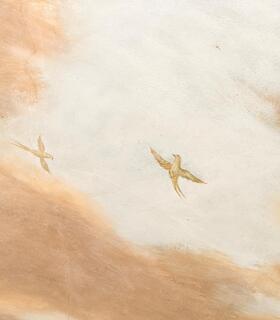 Deckenmalerei mit einem hellen, wolkigen Himmel und zwei fliegenden Vögeln, in warmen Beige- und Brauntönen.