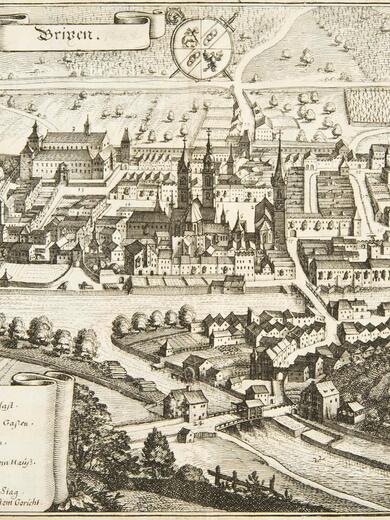 Historisches Bild von Brixen mit Stadtmauer, Kirchen und umliegender Landschaft.