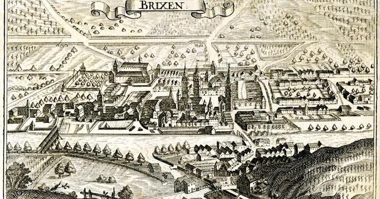 Historisches Bild von Brixen mit Stadtansicht, Fluss, Brücke und umliegender Landschaft.